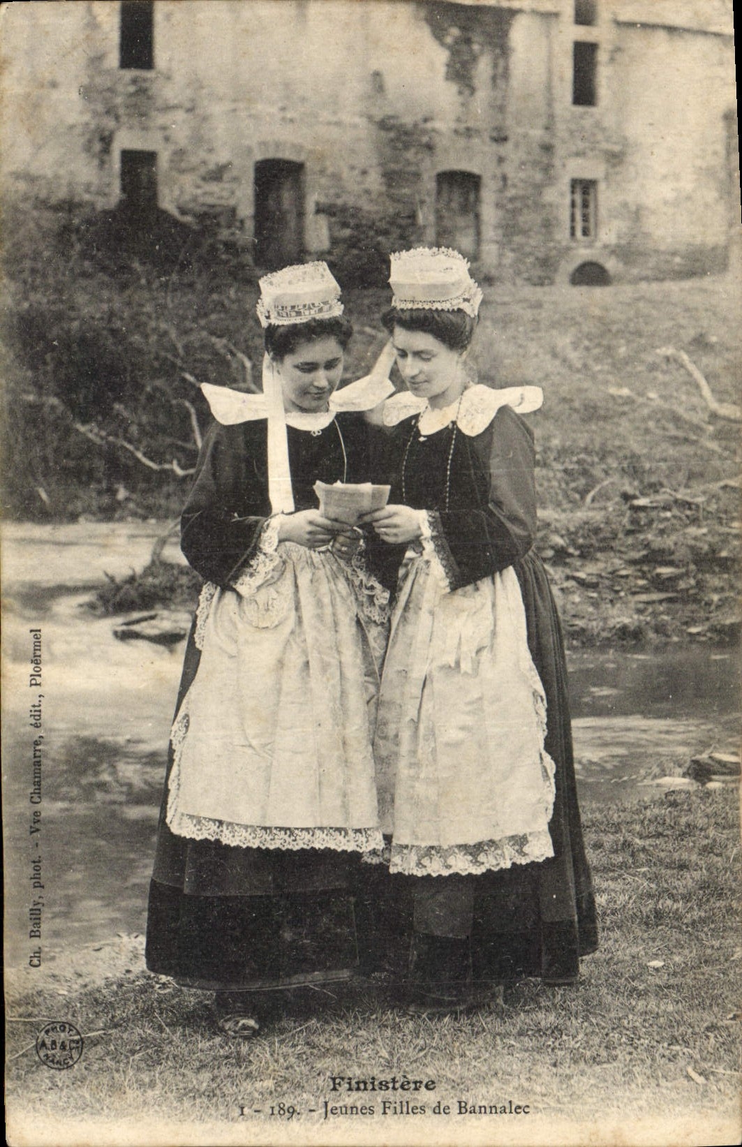 CPA Folklore Finistere Jeunes filles de Bannelec 