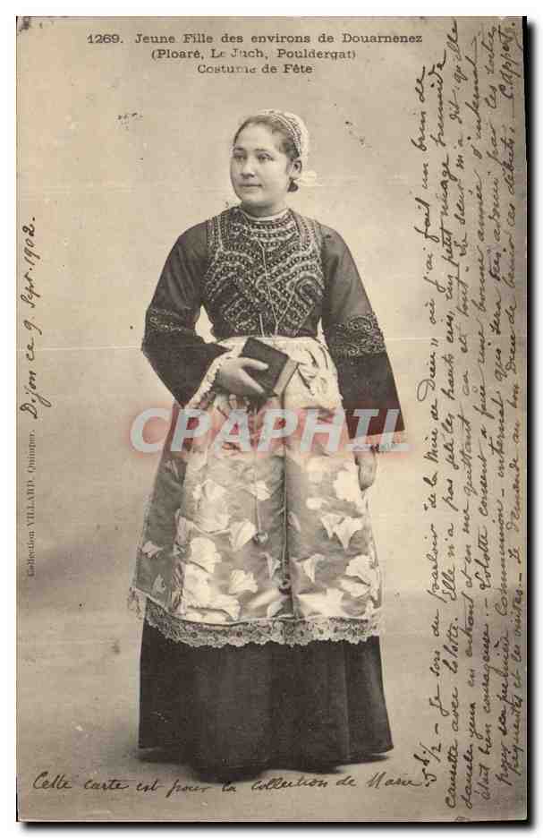 CPA Folklore Jeune fille des environs de Douarnenez Costume de fete 