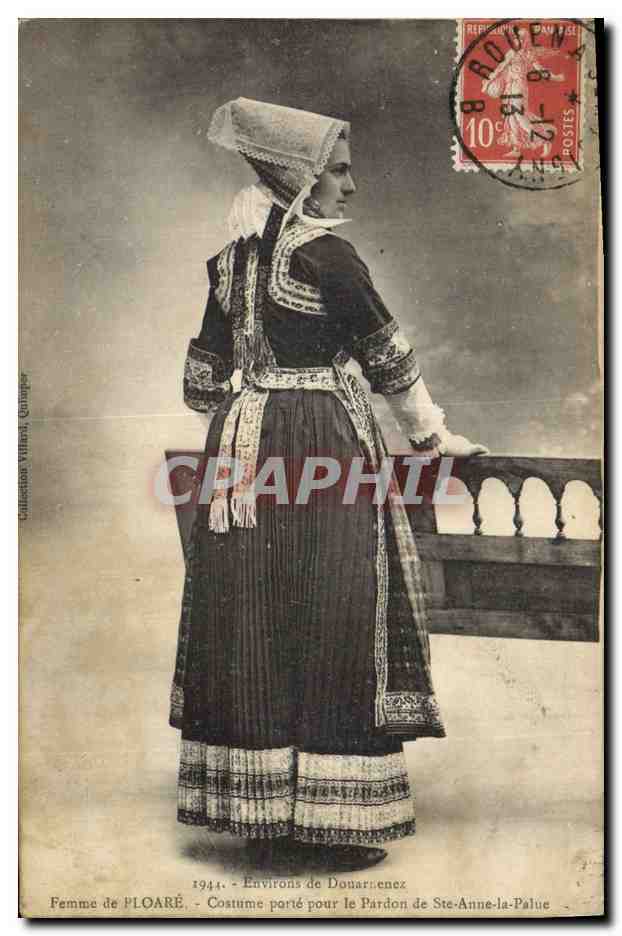 CPA Folklore Environs de Douarnenez femme de Ploare Costume porte pour le pardon de Ste Anne la Palu