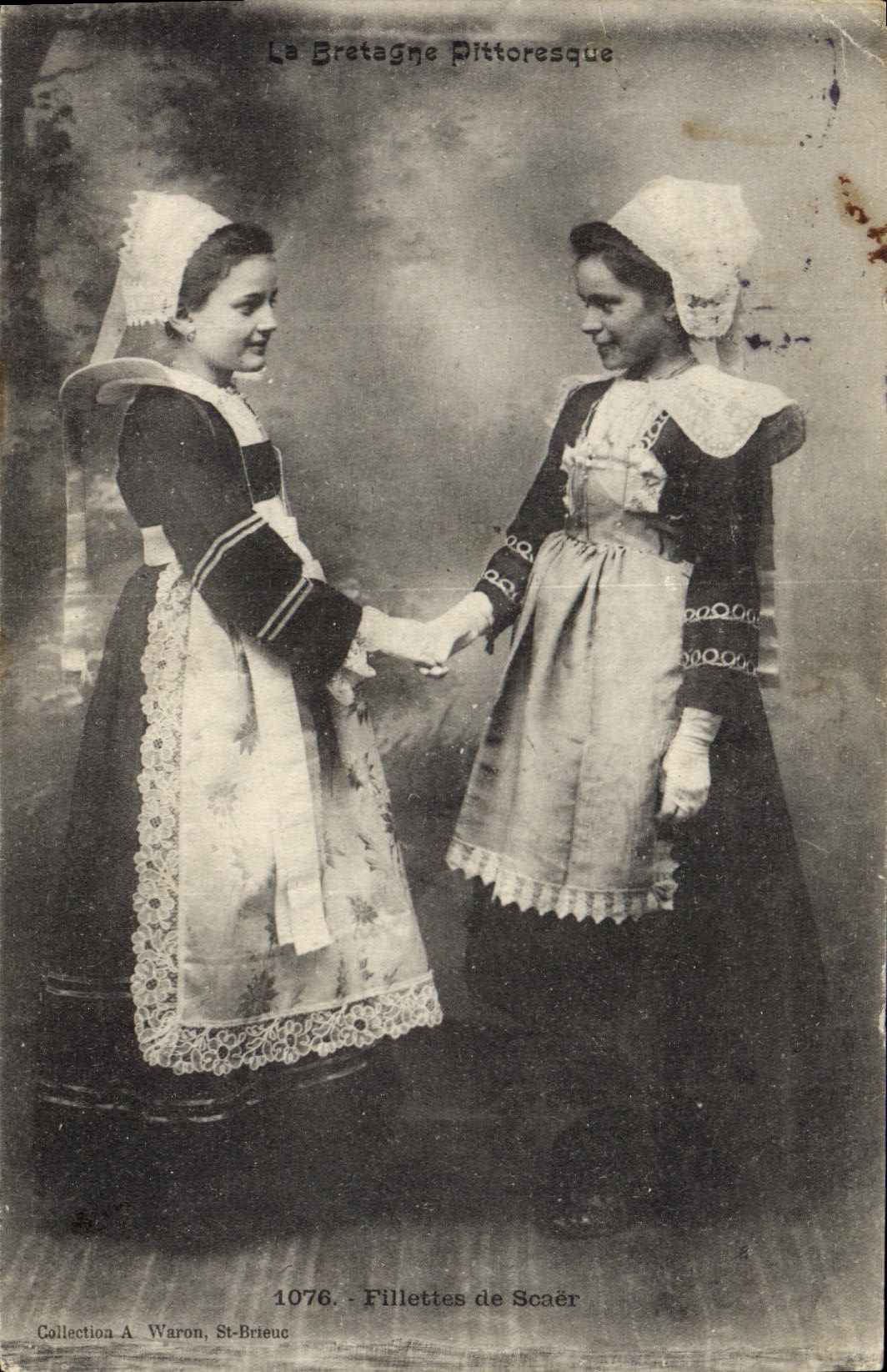 Deux fillettes en costume breton — Collection A. Waron, St-Brieuc — n° 1076
