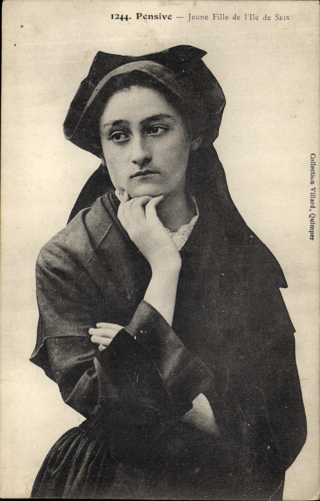 Jeune Fille de l'Île de Sein — Pensive — Collection Villard, Quimper