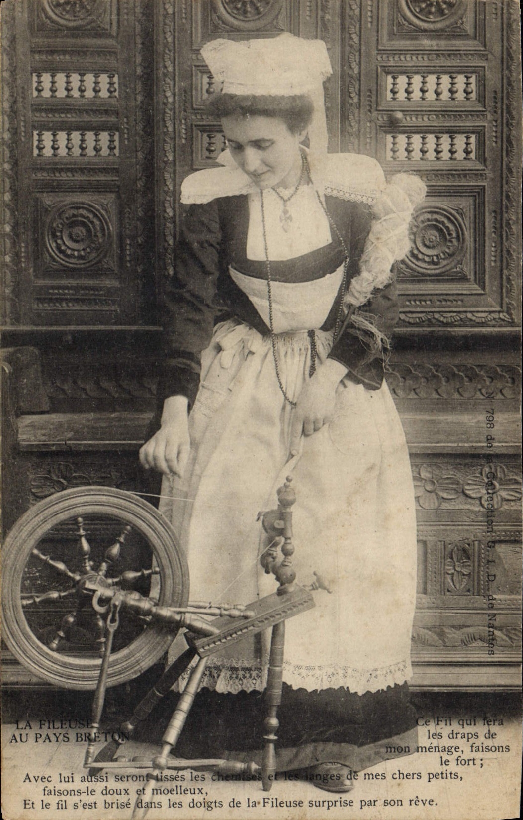 CPA Folklore  La fileuse au pays breton 