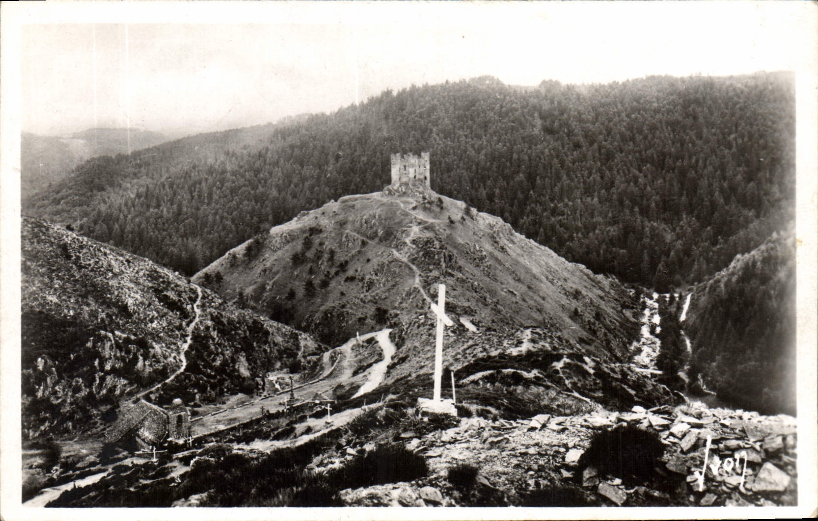 CPA Env de Saint Flour (Cantal) Les ruines feodales du Chateau d'Alleuze 