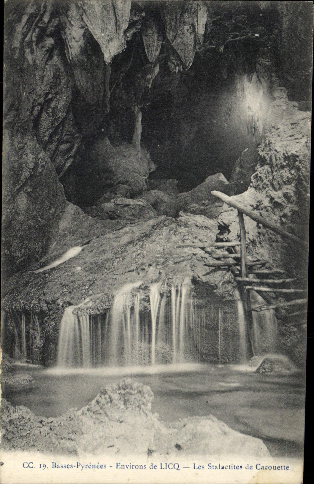 Les Stalactites de Cacouette — Environs de LICQ — Basses-Pyrénées — CC. 19