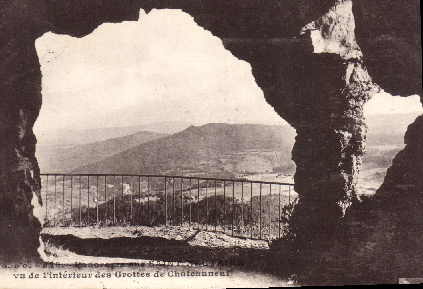 CPA Panorama de Saint Nectaire Vu de l'interieur des Grottes de Chateauneuf 