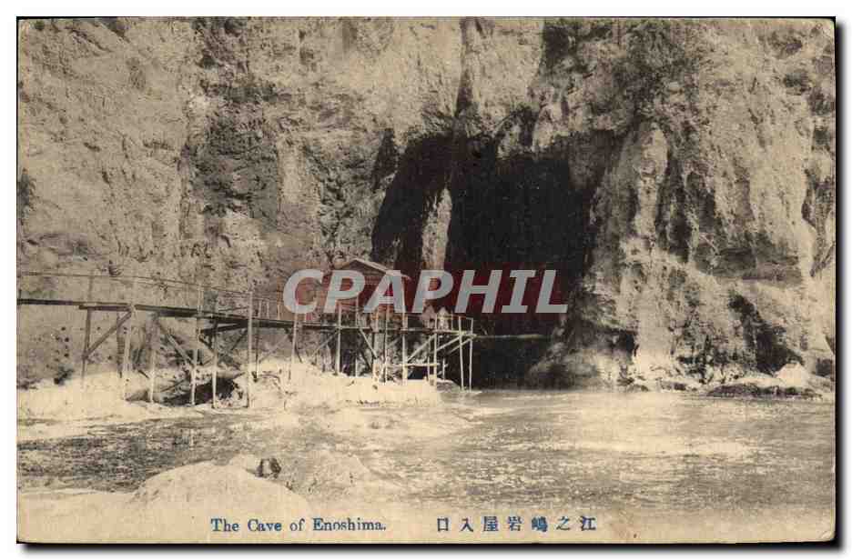 La Grotte d'Enoshima — vue de l'entrée avec passerelle — éditeur inconnu, n° de série non visible