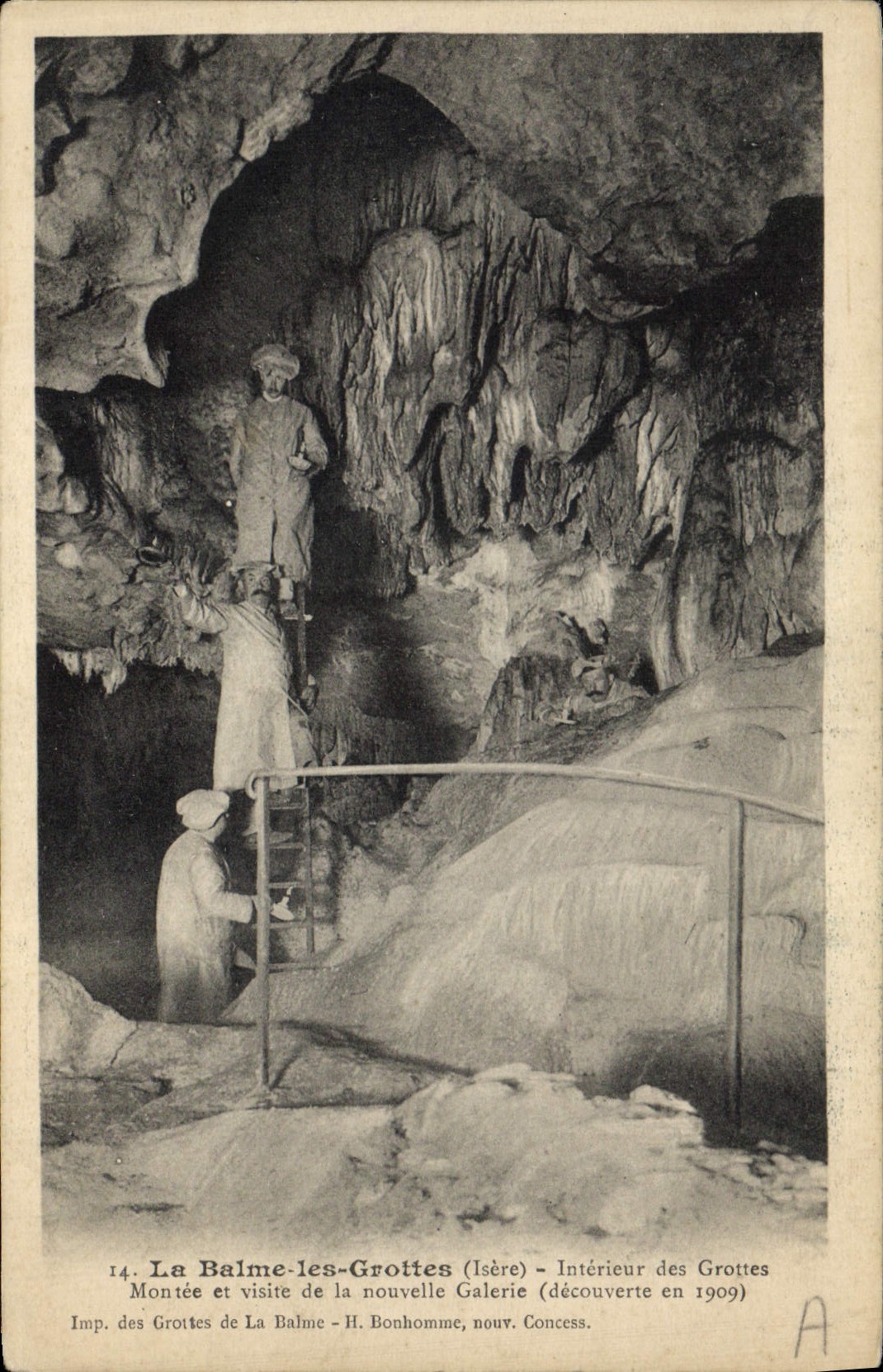 La Balme-les-Grottes (Isère) — Intérieur des Grottes, visite de la nouvelle galerie découverte en 1909 — Imp. des Grottes de La Balme, H. Bonhomme, Concess.