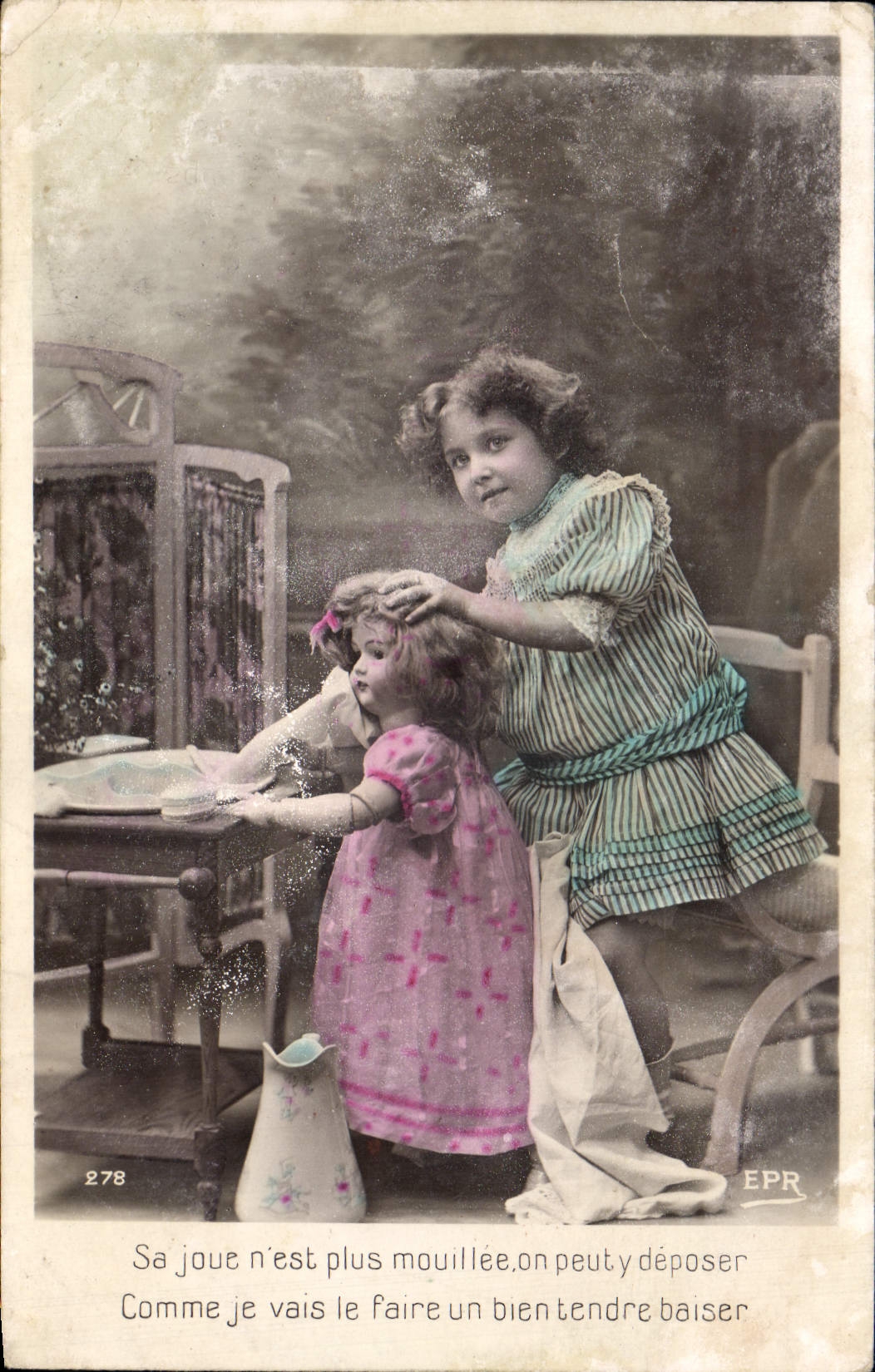CPA Fantaisie Enfants Poupee  Sa joie n'est plus mouillee on peut y deposer comme je vais faire un b