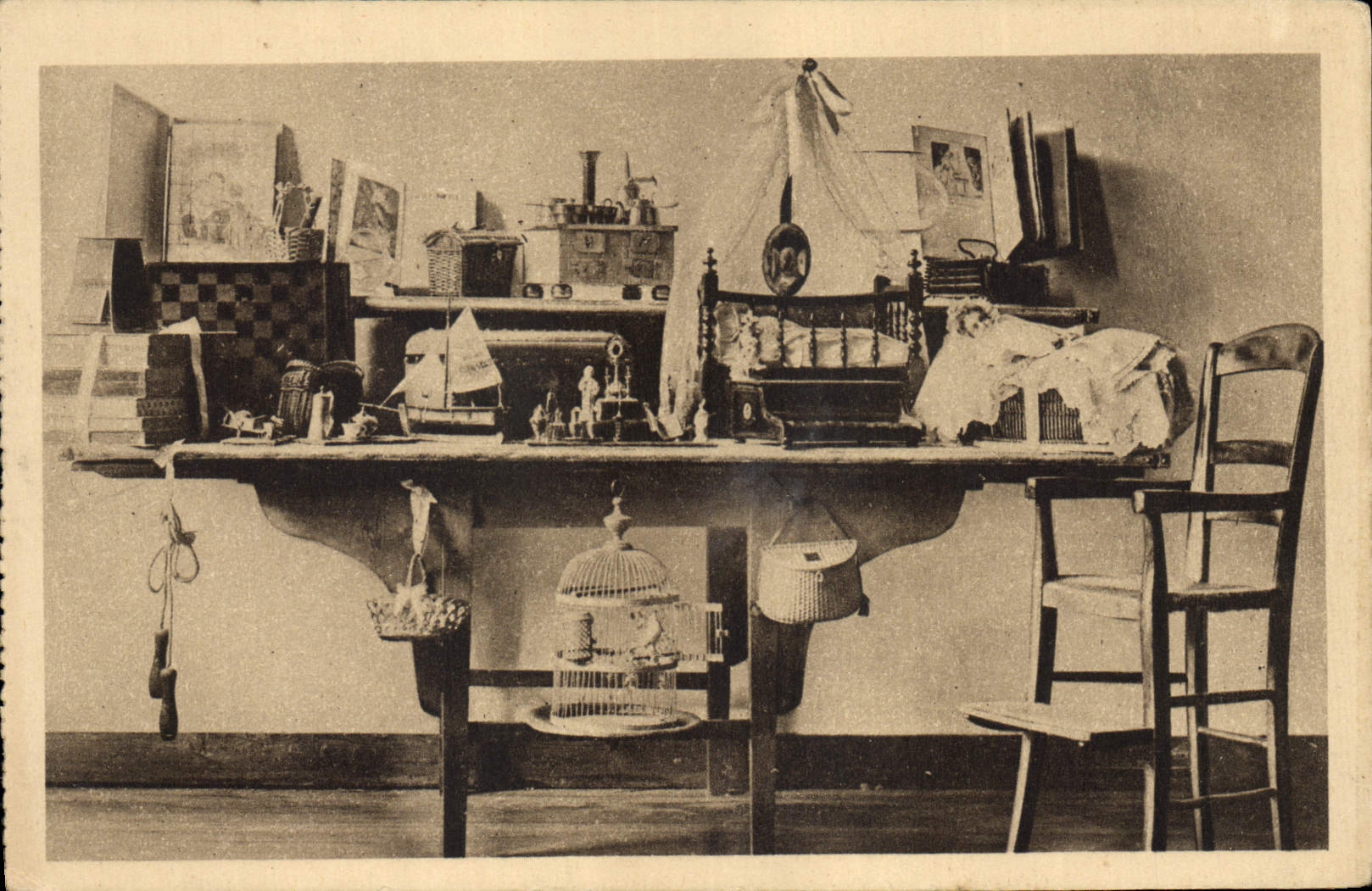 CPA Fantaisie Enfants Poupee  Les Jouets de la petite Therese et sa chaise d'enfant conserves aux Bu