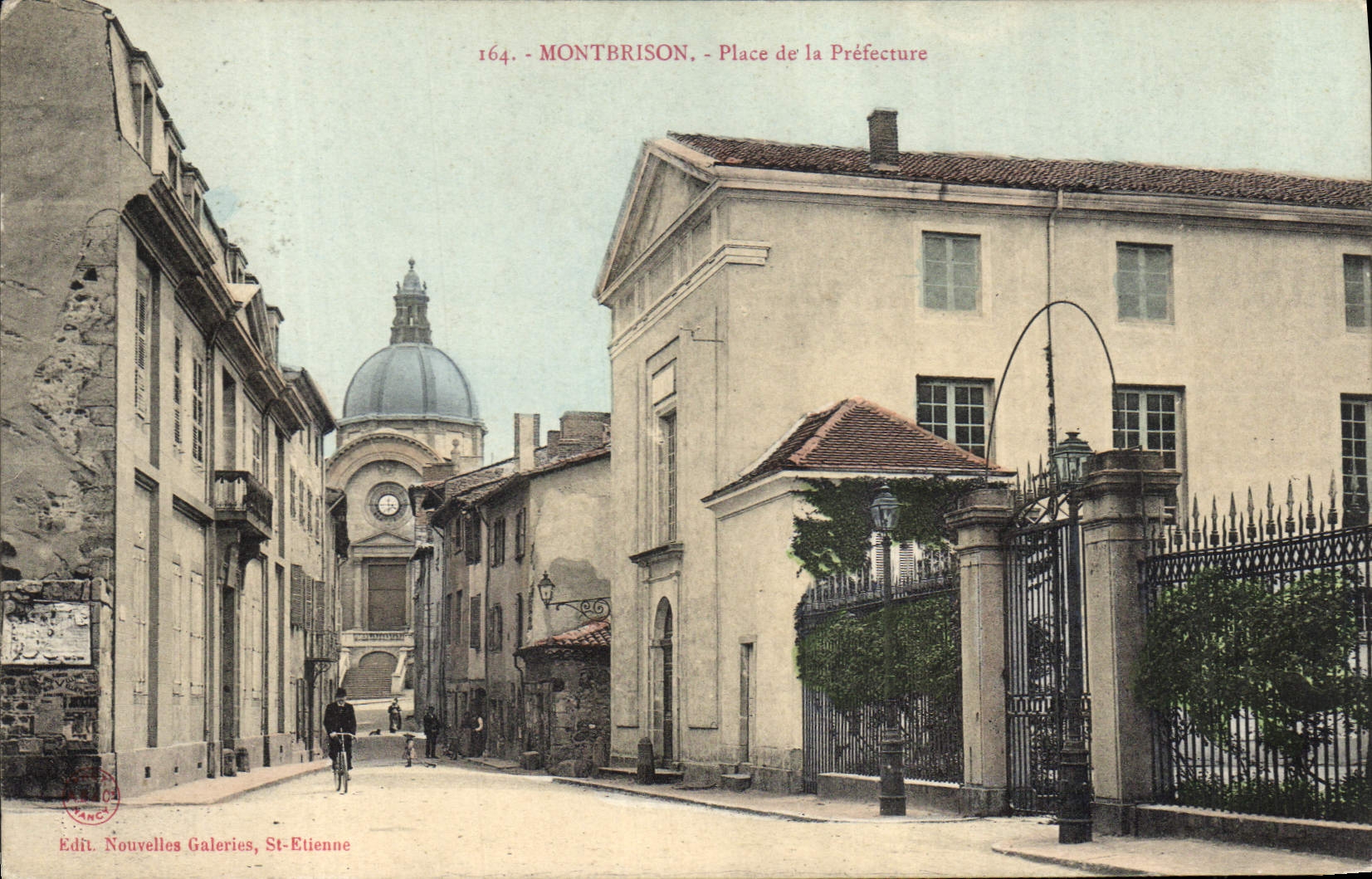 Montbrison - Place de la Préfecture — vue de la place avec la préfecture et la coupole de l'église — Édit. Nouvelles Galeries, St-Étienne, n° 164