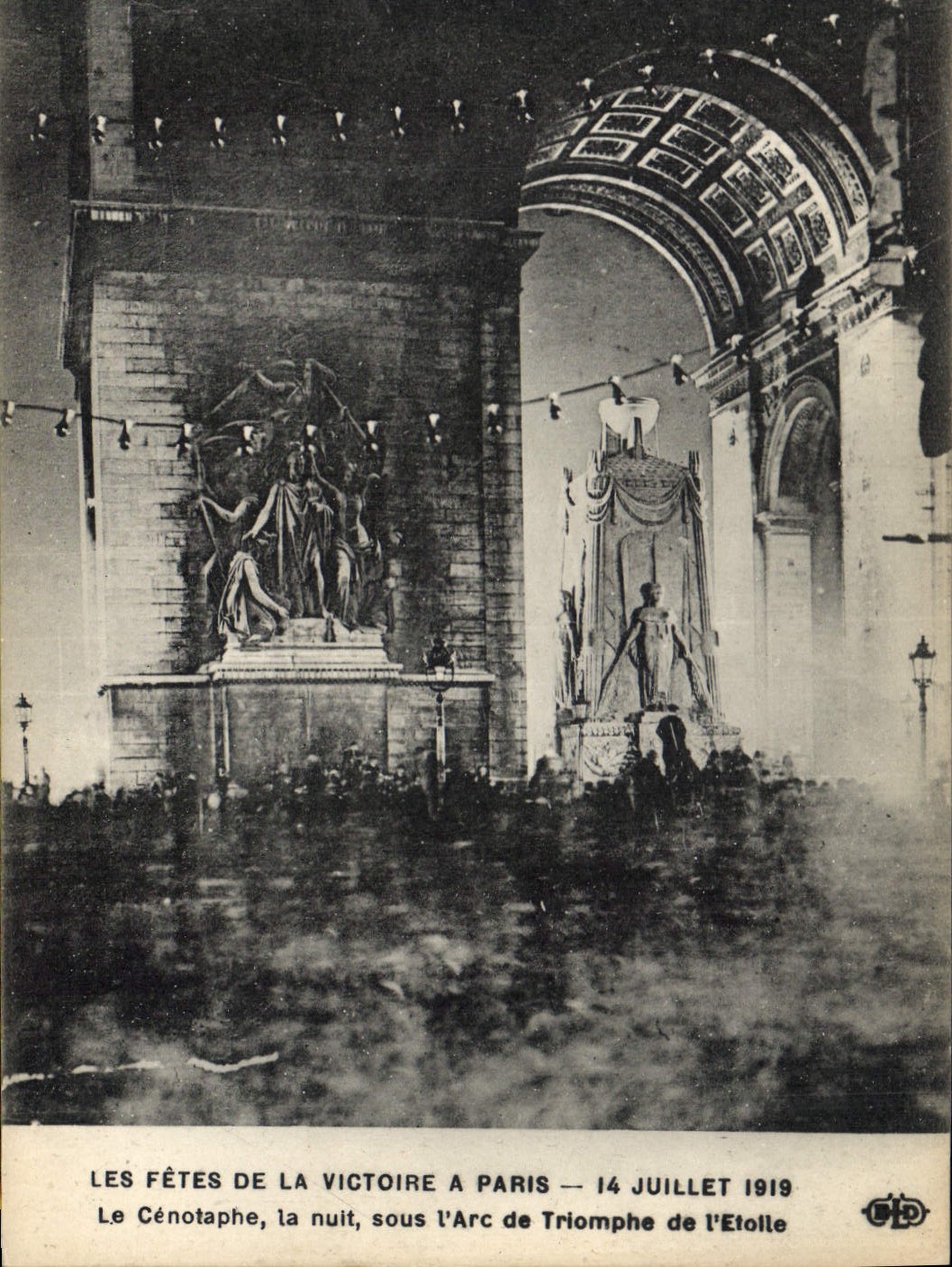 Les Fêtes de la Victoire à Paris — 14 juillet 1919 — Le Cénotaphe, la nuit, sous l'Arc de Triomphe de l'Étoile