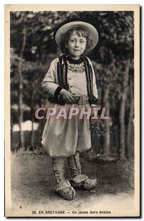 CPA Folklore En Bretagne un jeune gars Breton 