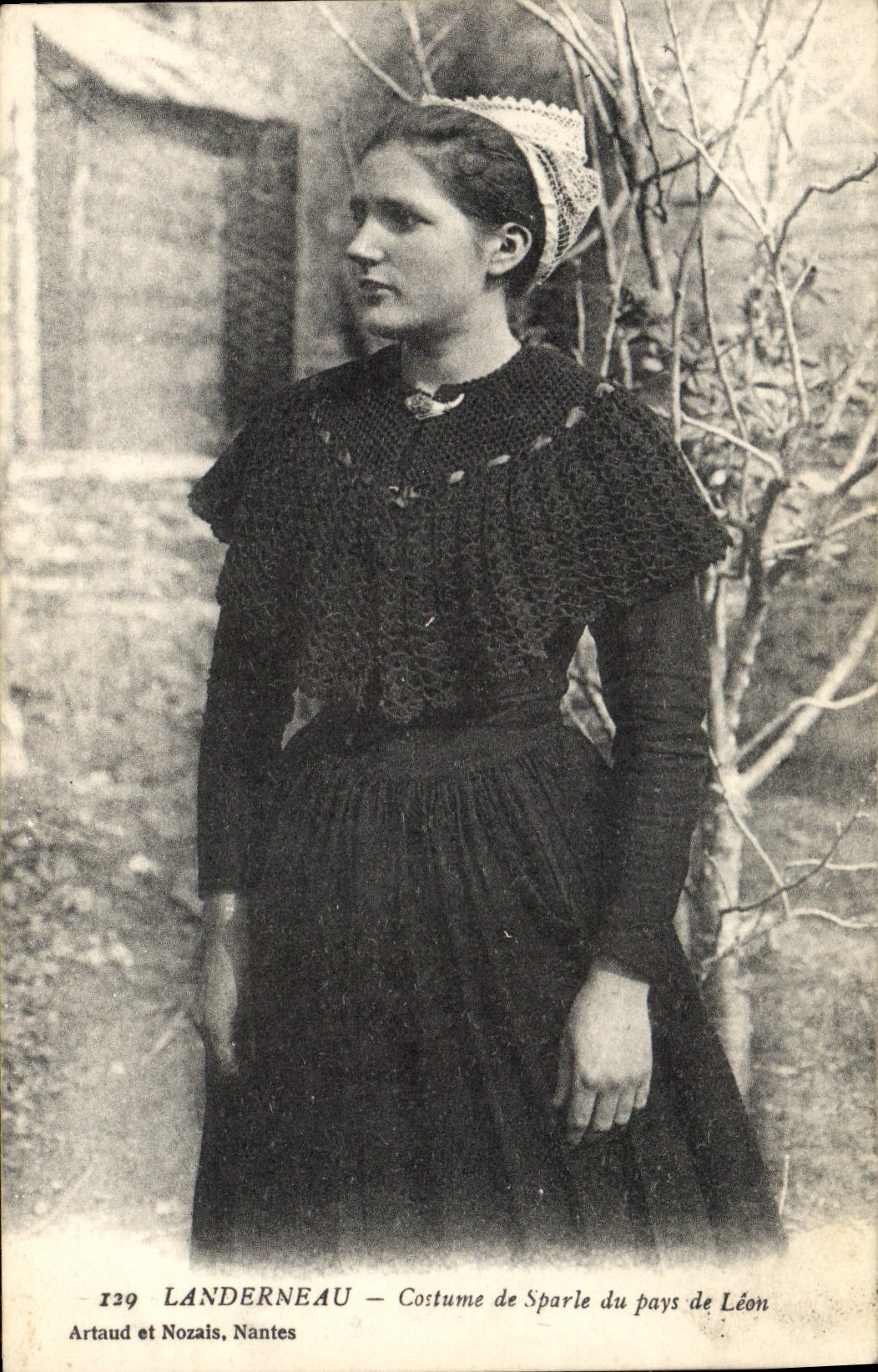 CPA Folklore Landeneau Costume de Sparle du pays de leon 
