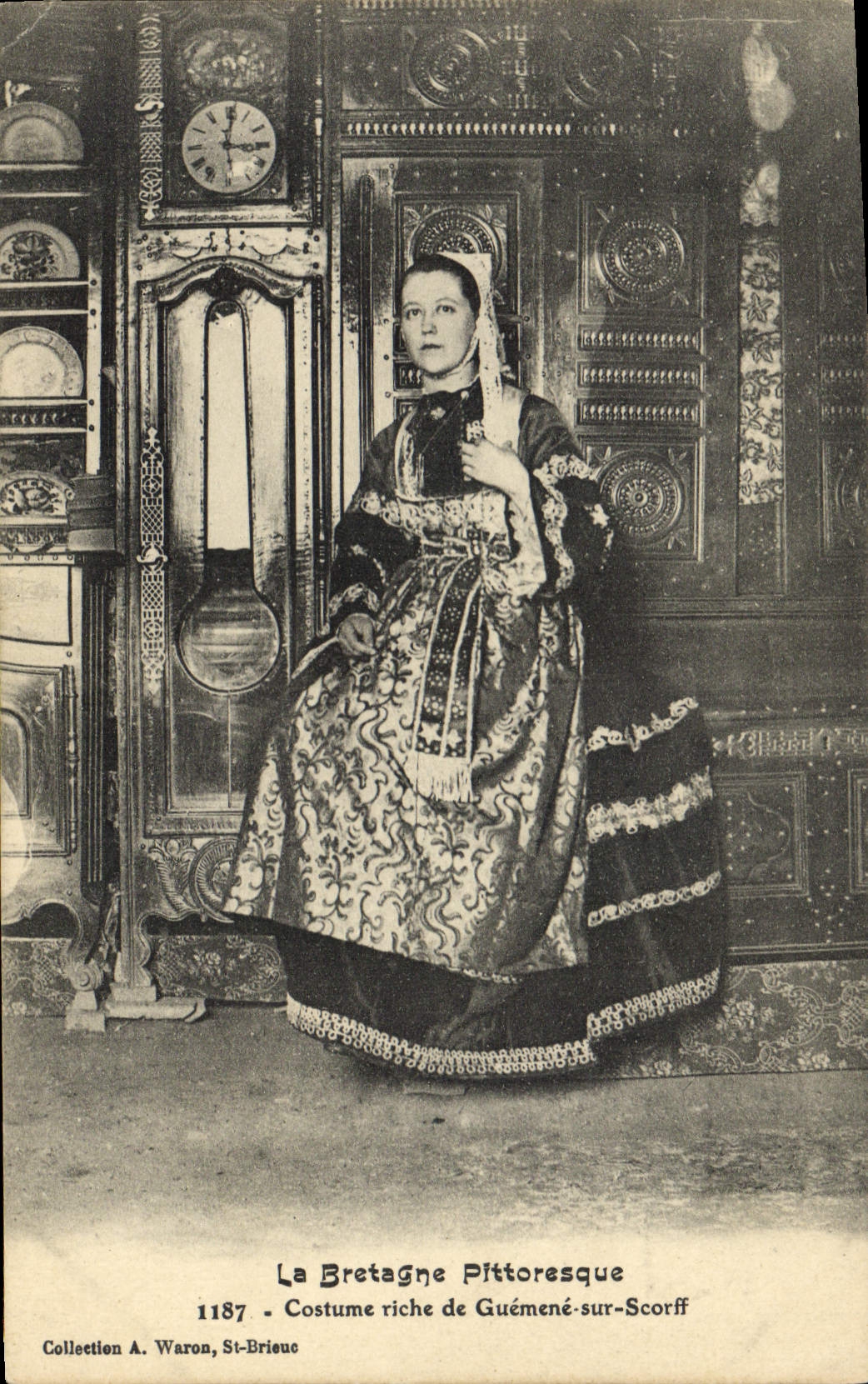 CPA Folklore La Bretagne Pittoresque Costume riche de Guemene sur scorff 