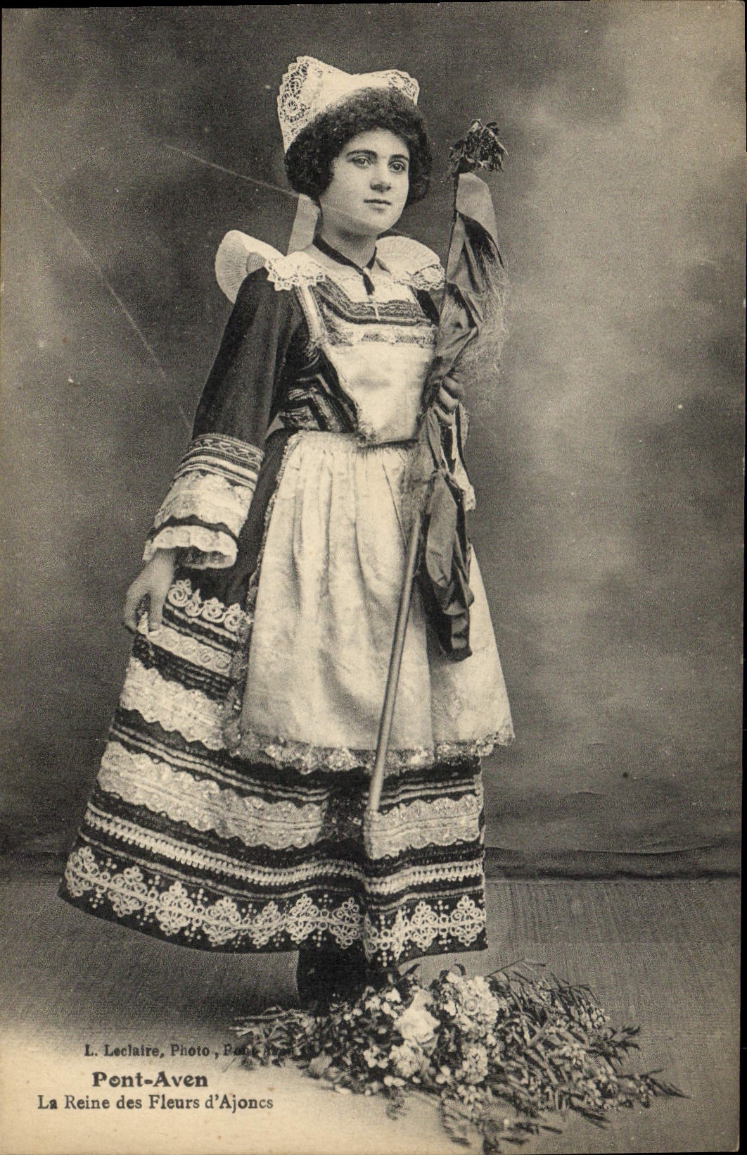 CPA Folklore Pont Aven La reine des fleurs d'Ajoncs 