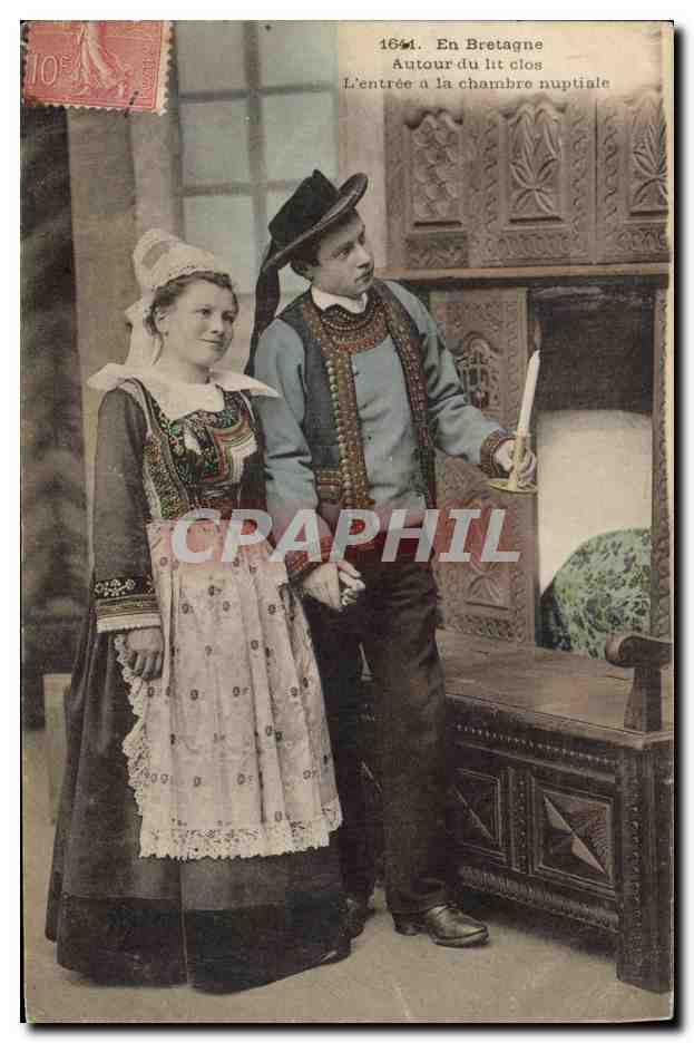CPA Folklore En Bretagne Autour du lit clos L'entree a la chambre nuptiale 