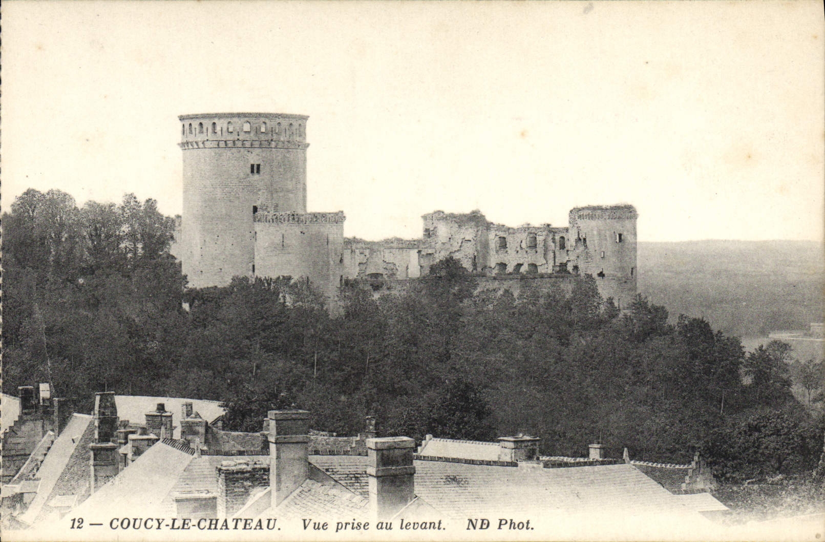 CPA Coucy le chateau vue prise au levant 