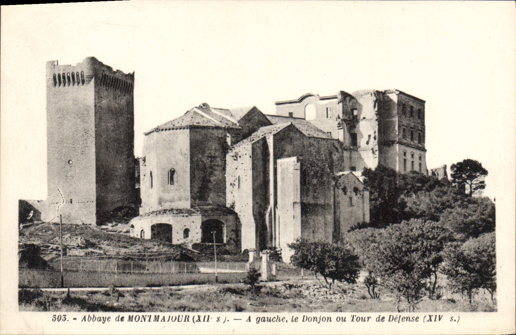 CPA Abbaye de Montmajour XII siecle a gauche le Donjon ou Tour de Defense 