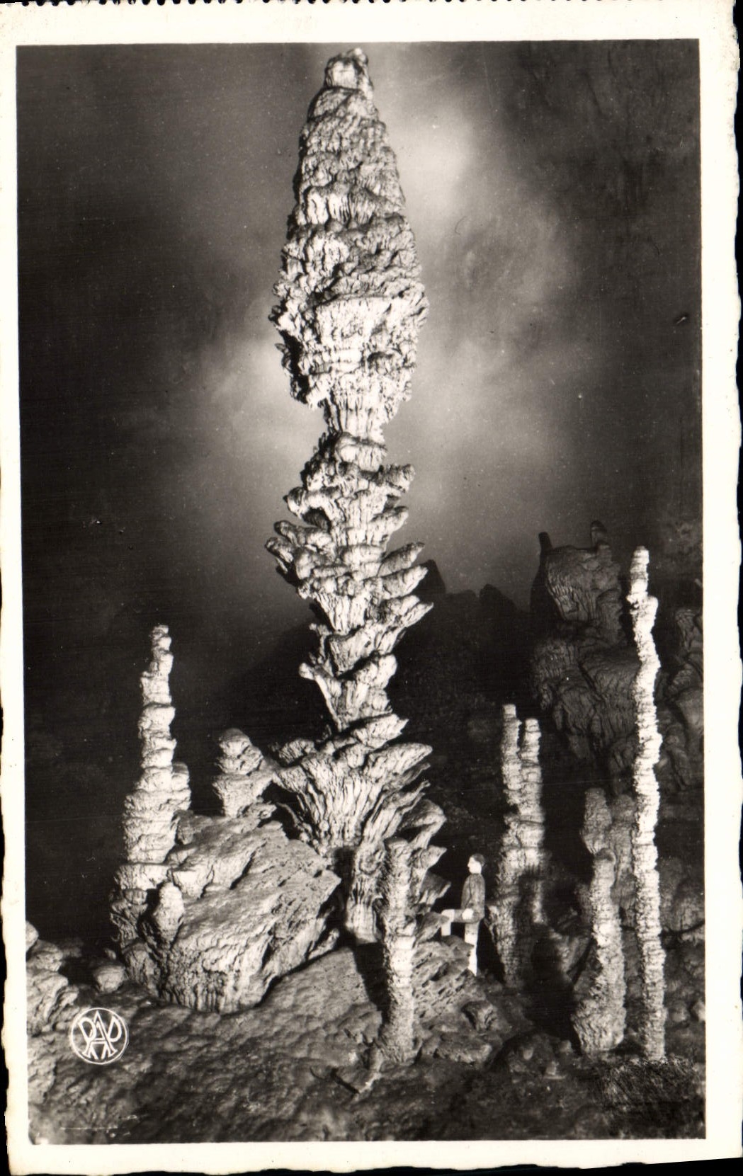 CPA Aven D'orgnac Ardeche jeu de lumiere sur une Stalagmite 