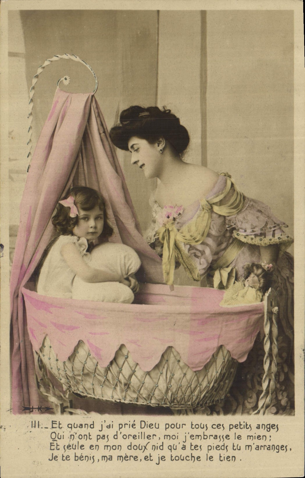 CPA Poupee Et Quan j'ai prie Dieu pour tous ces petits anges Enfant Femme