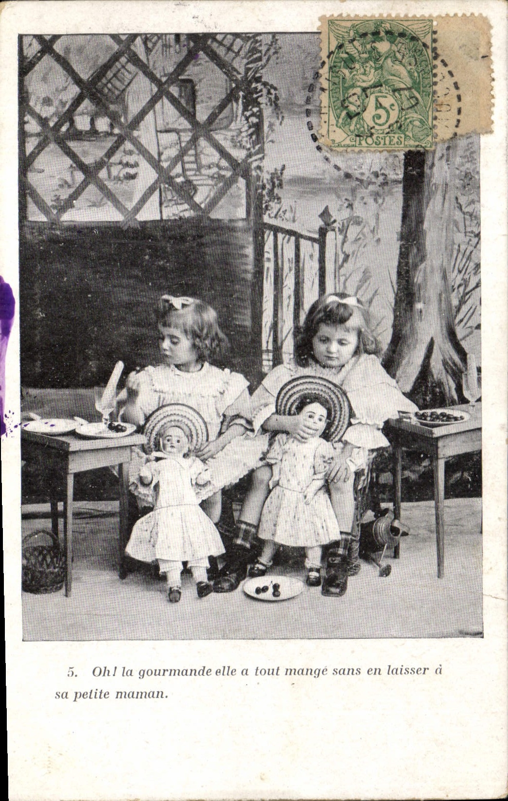 Zwei kleine Mädchen mit Puppen — Szene der Gourmandise — unbekannter Verleger, Nr. 5