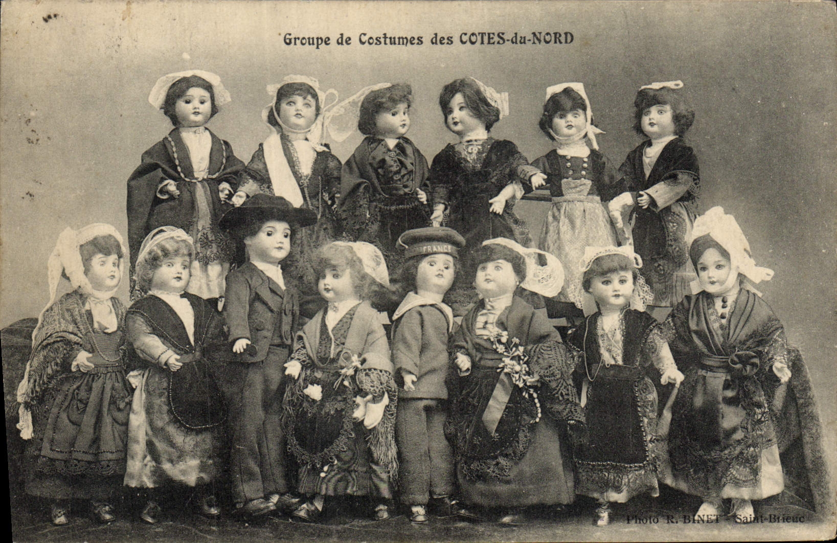 Groupe de Costumes des COTES-du-NORD — Photo R. BINET — Saint-Brieuc