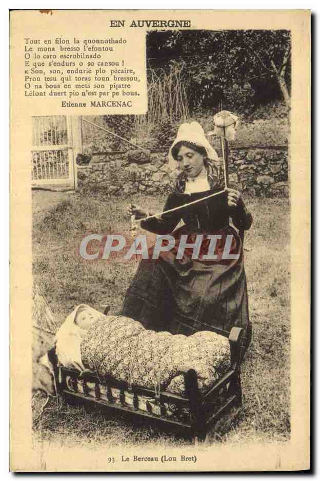Femme en costume traditionnel berçant un enfant — En Auvergne — Éditions Malroux-Laborie et Léprat
