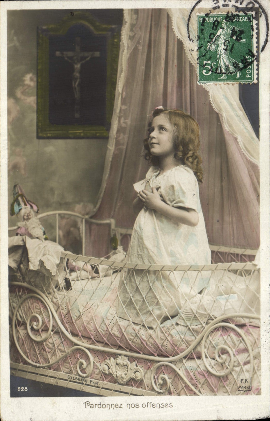 Petite fille dans un berceau orné — Stebbing Phot. n°228 — Paris