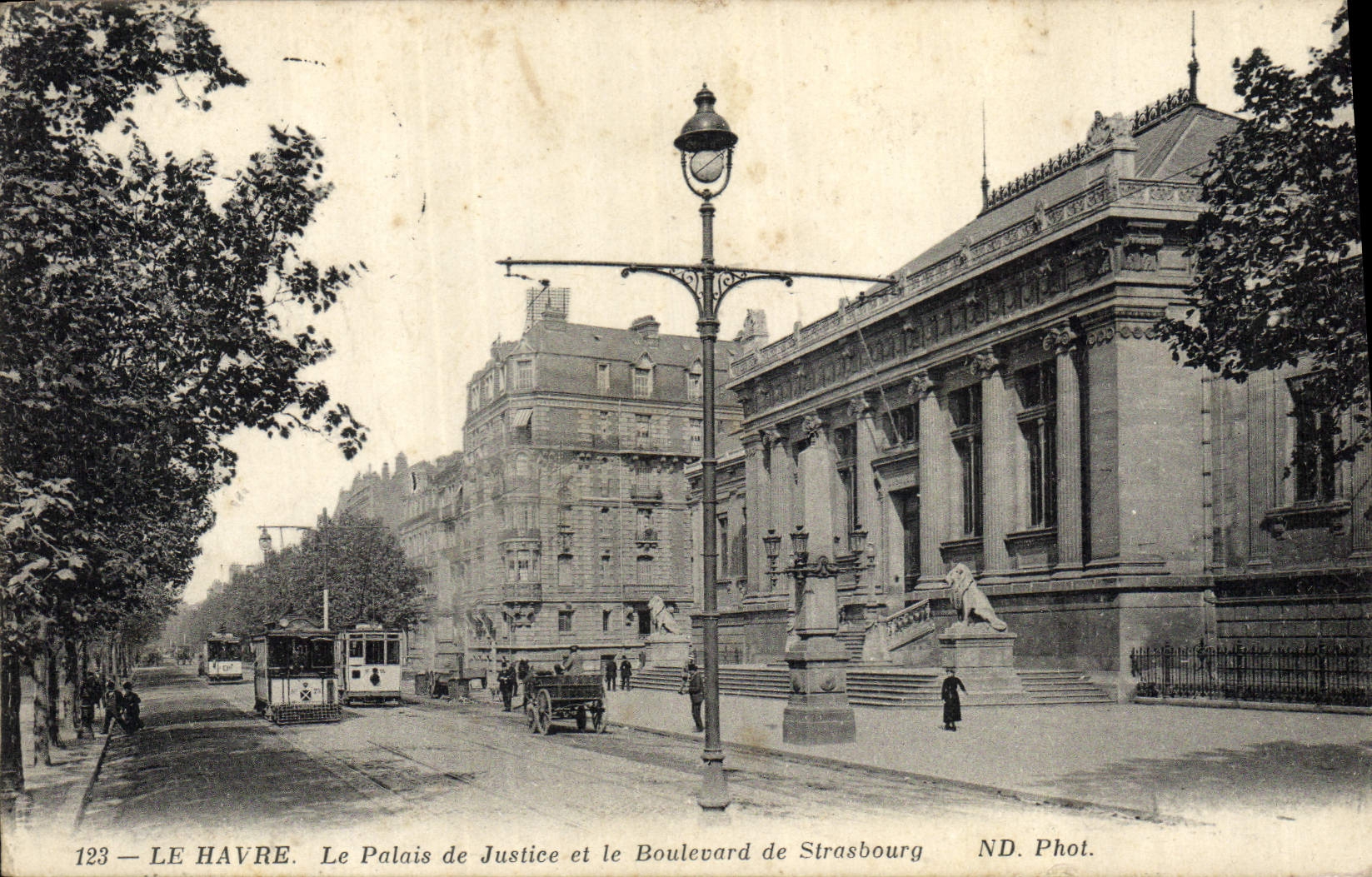 CPA Le Havre Palais de Justice et le Boulevard de Strasbourg Tramway