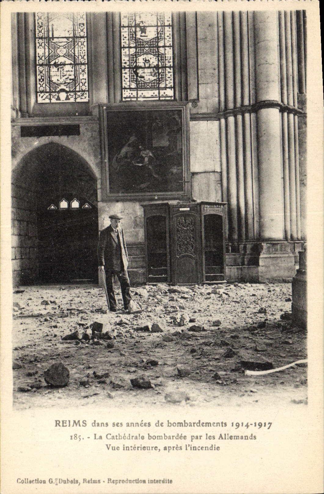CPA Militaria Reims La cathedrale bombardee par les Allemands Vue interieure apres l'incendie 