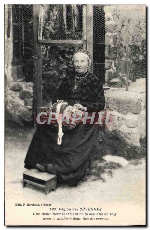 CPA Folklore Region des Cevennes Une dentelliere fabricant de la dentelle du Puy avec le metier a de