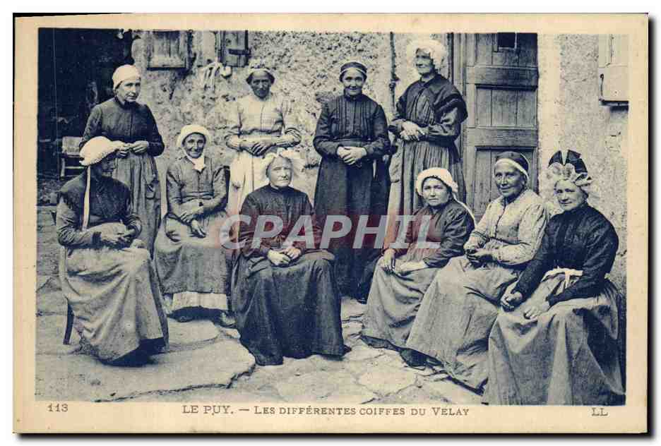 CPA Folklore Le Puy Les differentes coiffes du Velay