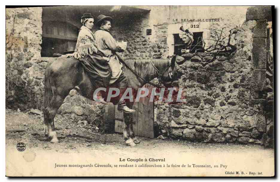 CPA Folklore Le couple a cheval Jeunes montagnards Cevenols se rendant a califourchon a la foire de 