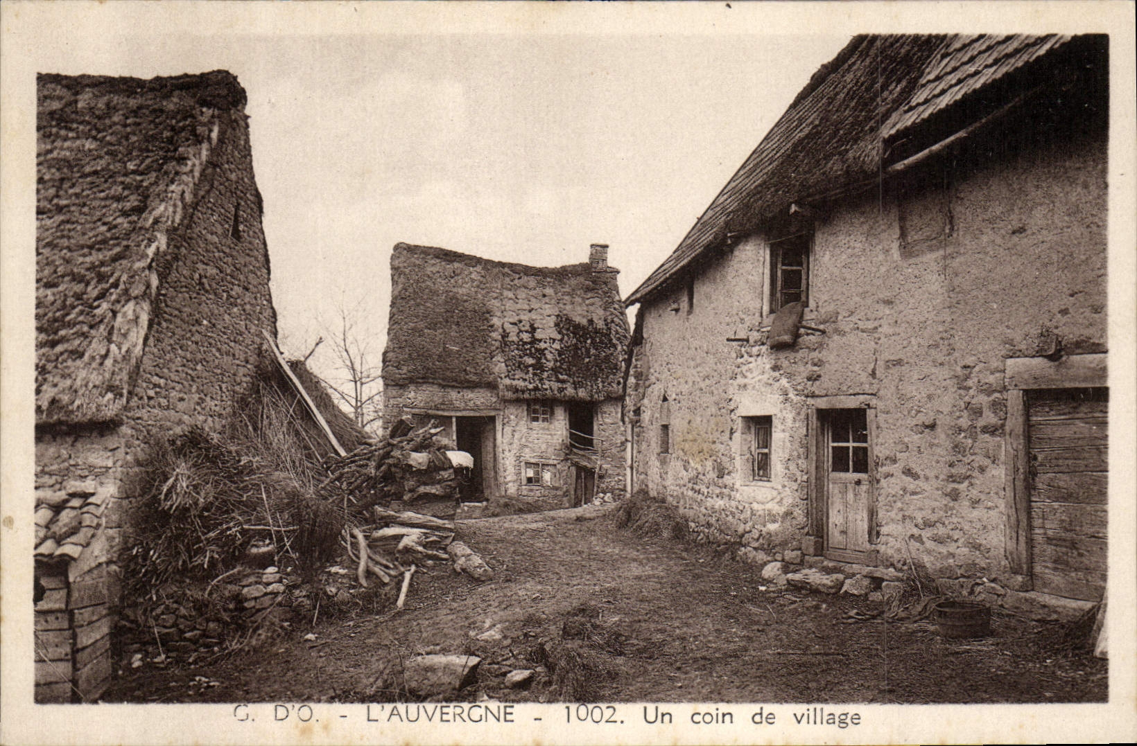 CPA Folklore Auvergne Un coin de village