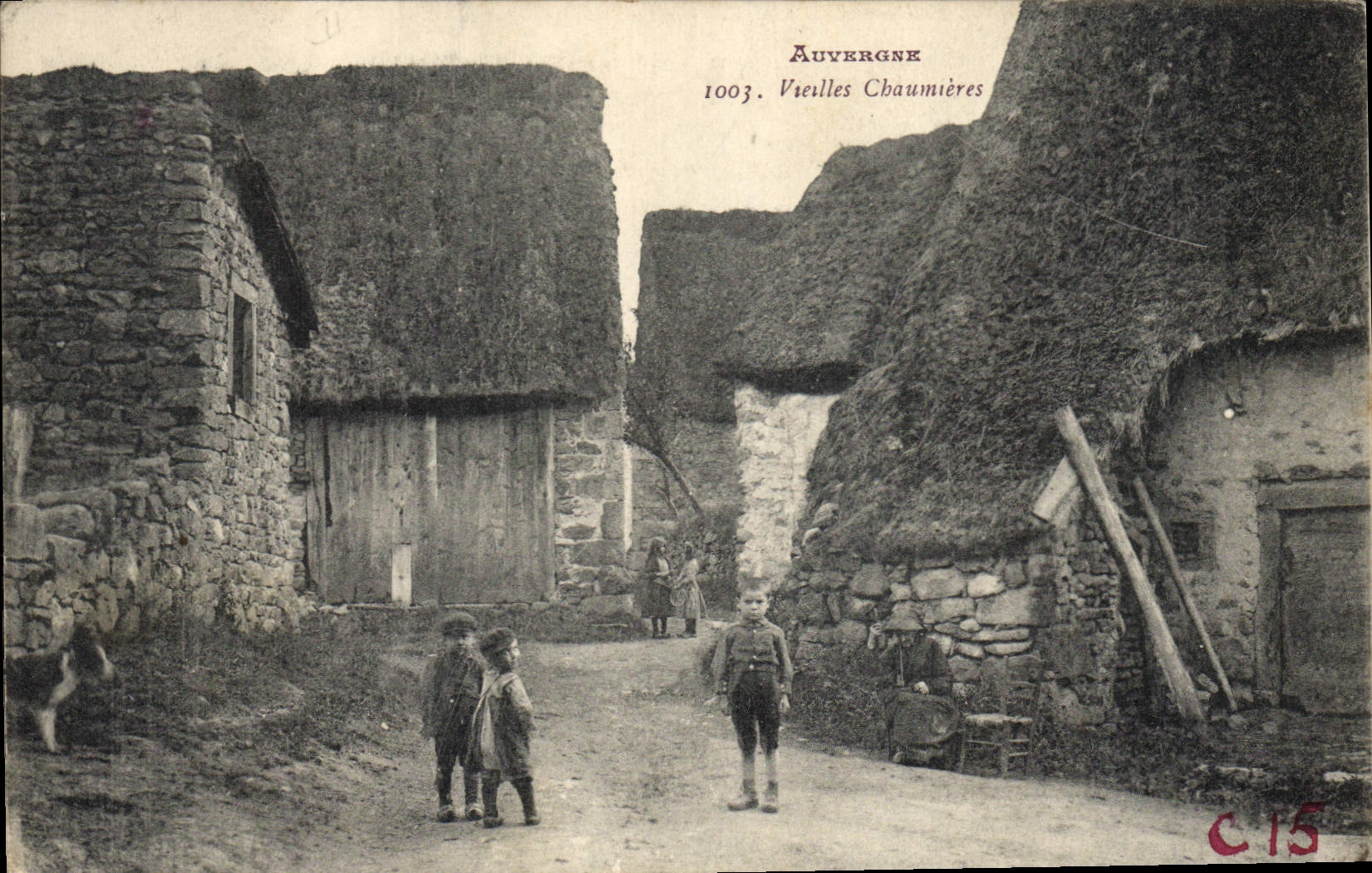 Vieilles Chaumières — Auvergne — Phot.édit. Gouttefange, Olliergues (P.-de-D) — n° 1003
