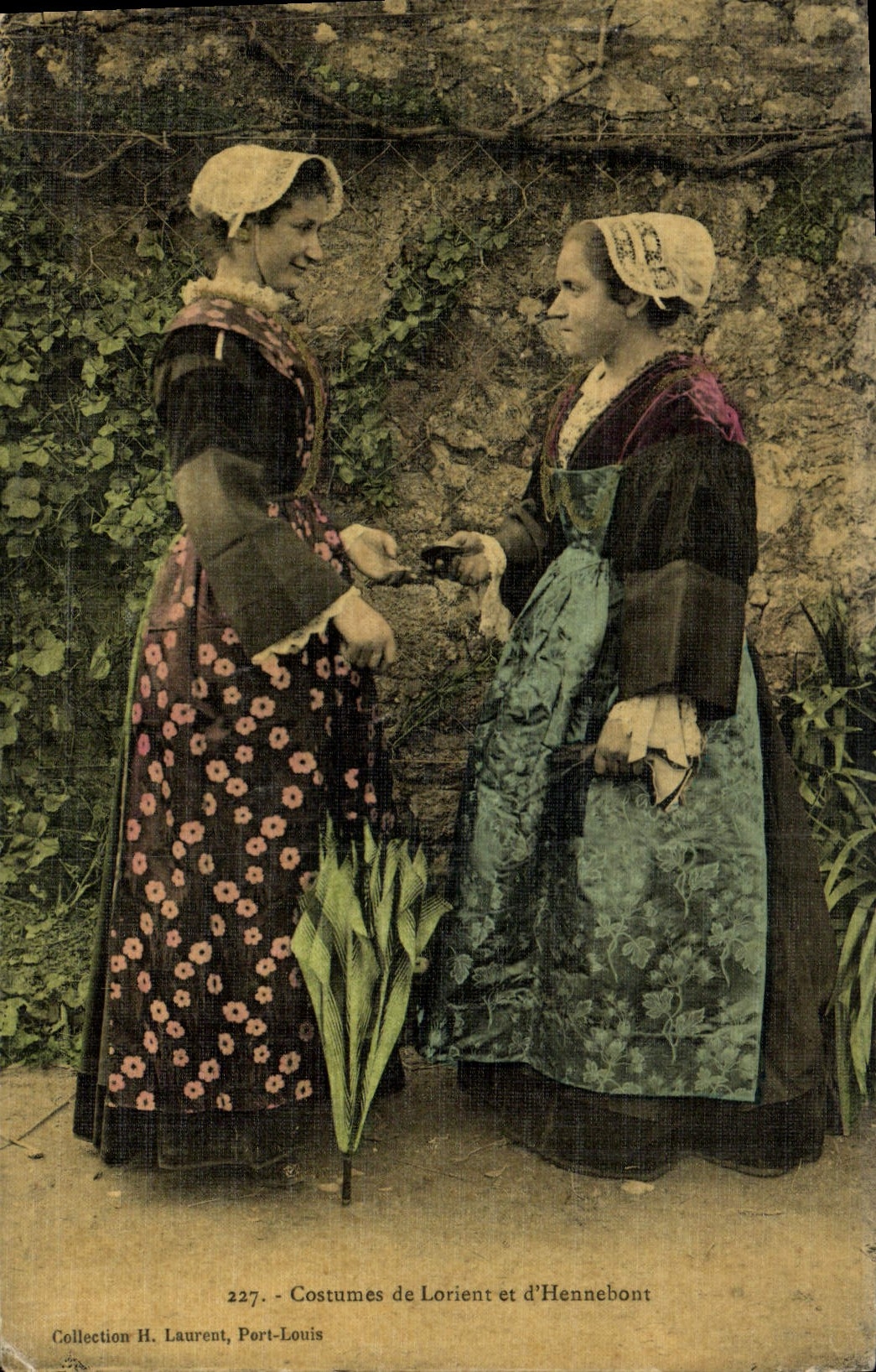 CPA Folklore Costumes de Lorient et d'Hennebont (carte toilÃ©e)
