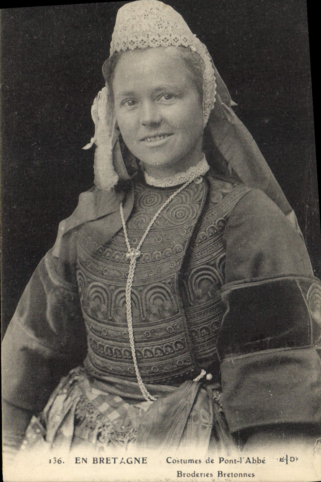 CPA Folklore Costumes de Pont L'Abbe Broderies bretonnes