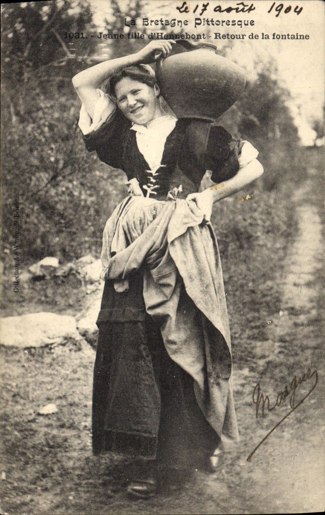 CPA Folklore Jeune fille d'Hennebont Retour de la fontaine