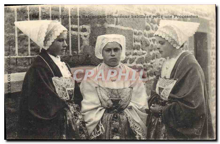 CPA Folklore Jeunes filles de Brigognan Plouneour habillees pour une procession