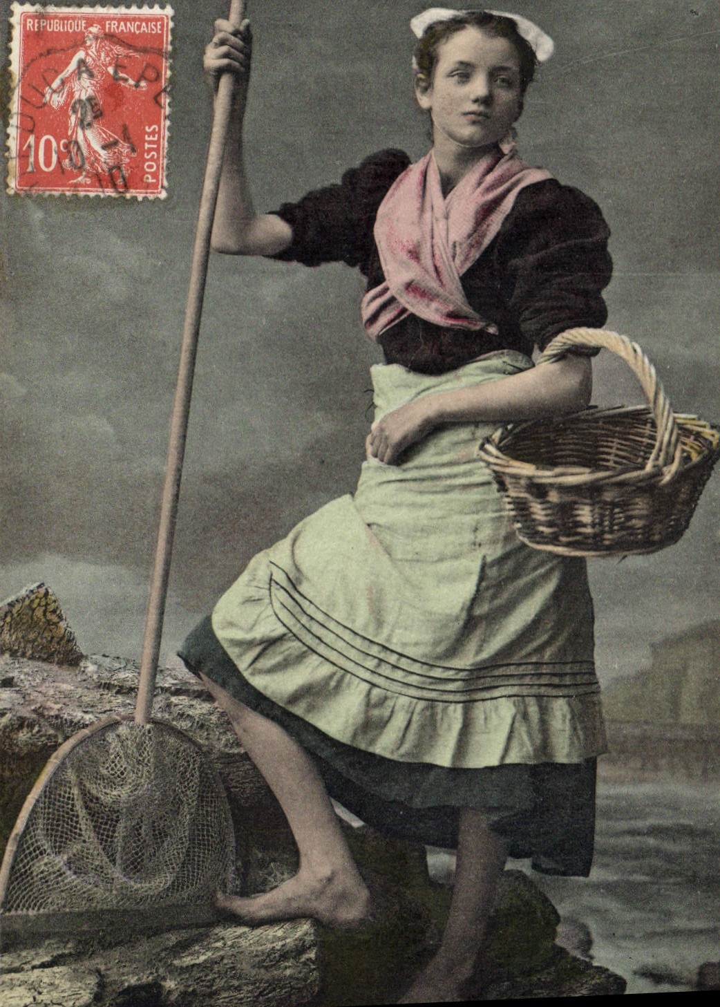 CPA Folklore Carantec Jeune pecheuse de crevettes
