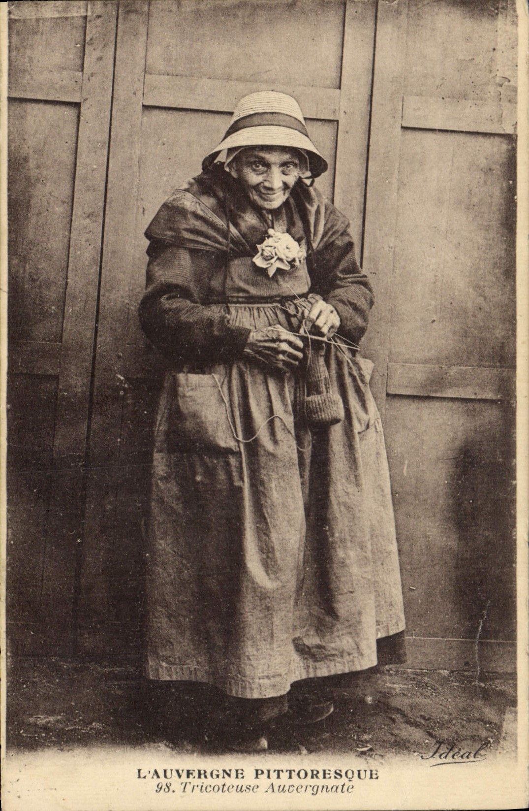 CPA Folklore Auvergne Tricoteuse Auvergnate
