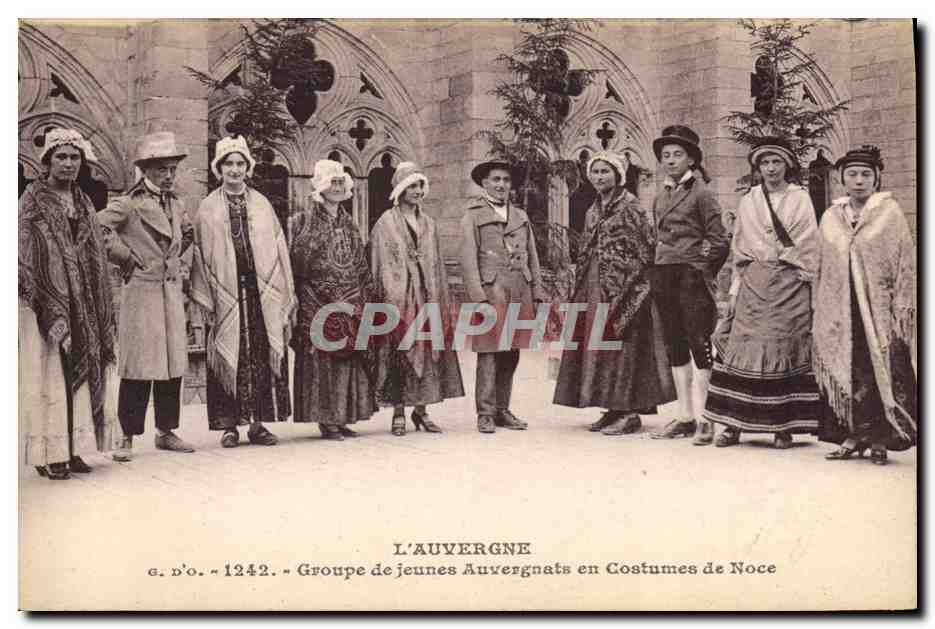 CPA Folklore Auvergne Groupe de jeunes Auvergnats en costumes de noce Mariage