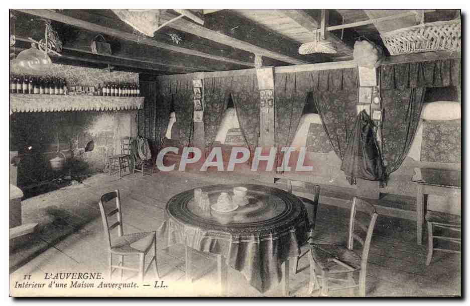 CPA Folklore Auvergne Interieur d'une maison Auvergnate