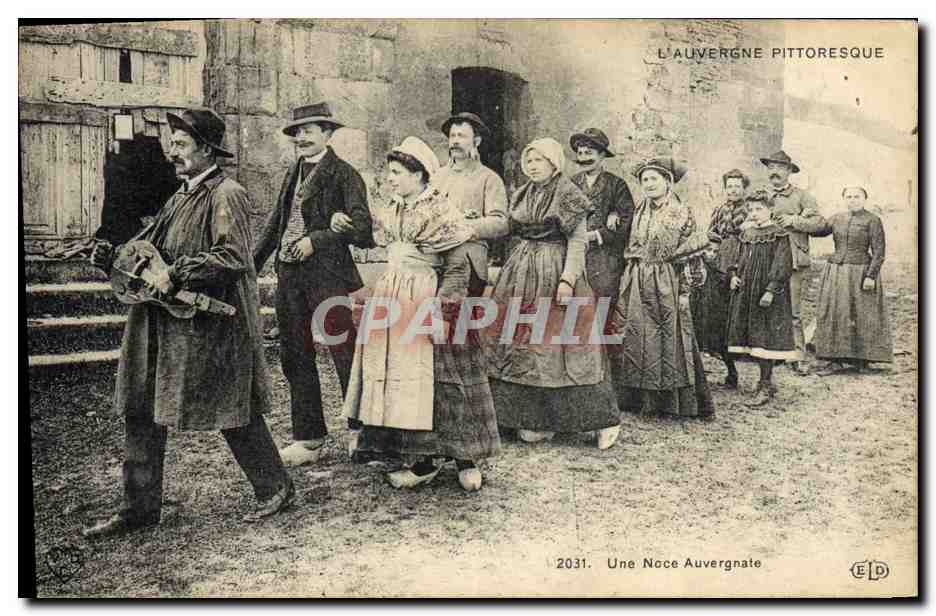 CPA Folklore Une noce Auvergnate Auvergne