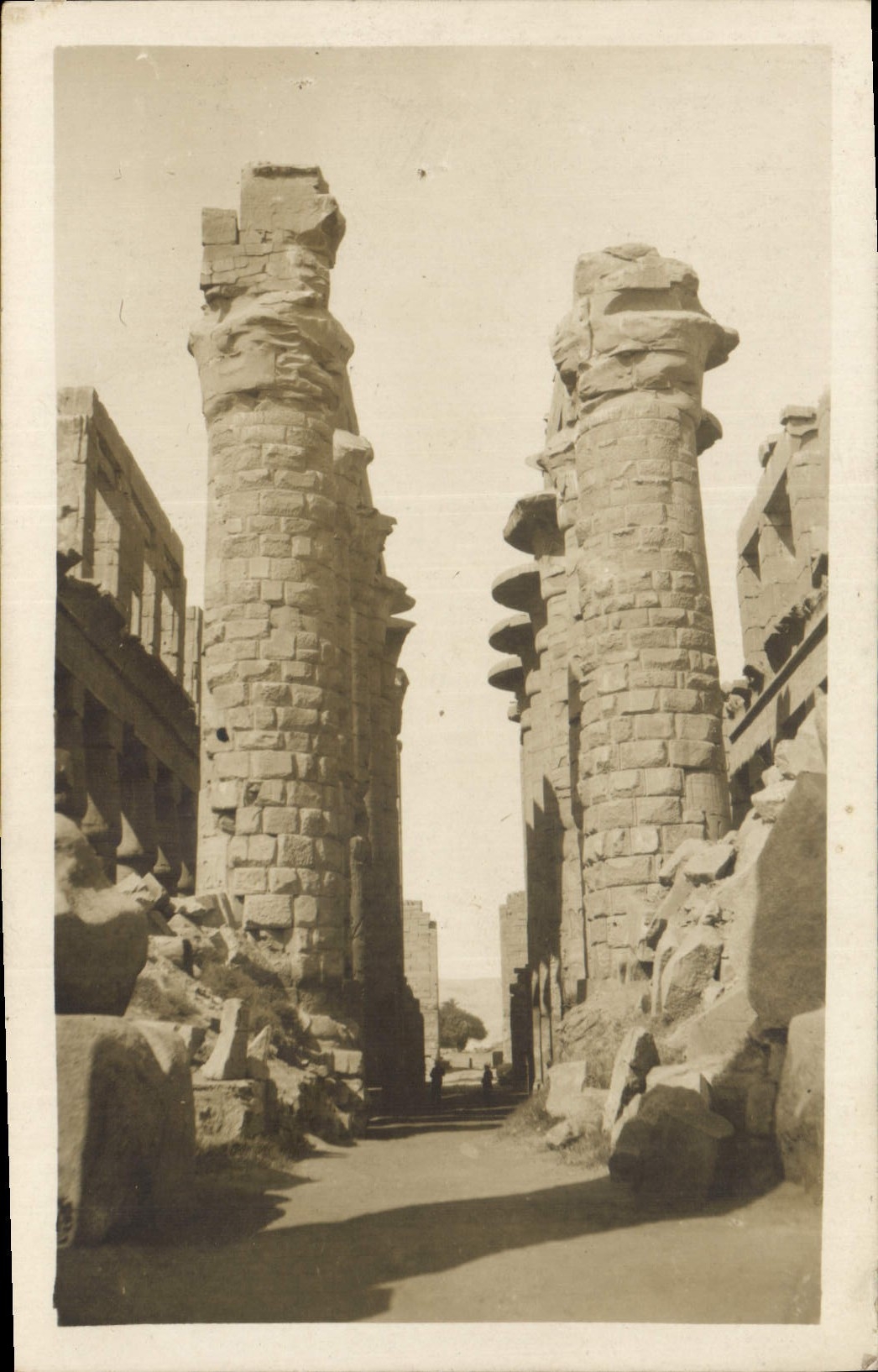Temple d'Ammon à Karnak — ruines et colonnes — éditeur inconnu