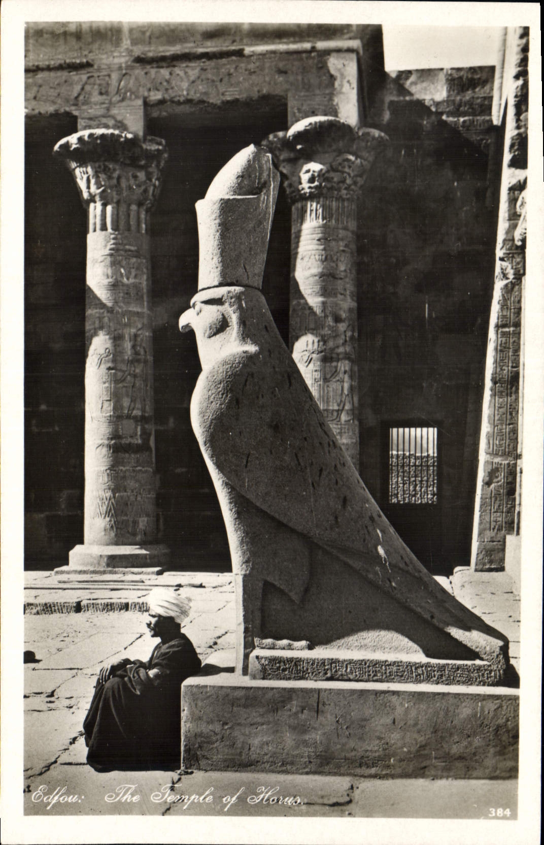 Edfou: The Temple of Horus — statue de l'oiseau-horoscope devant des colonnes — série 384