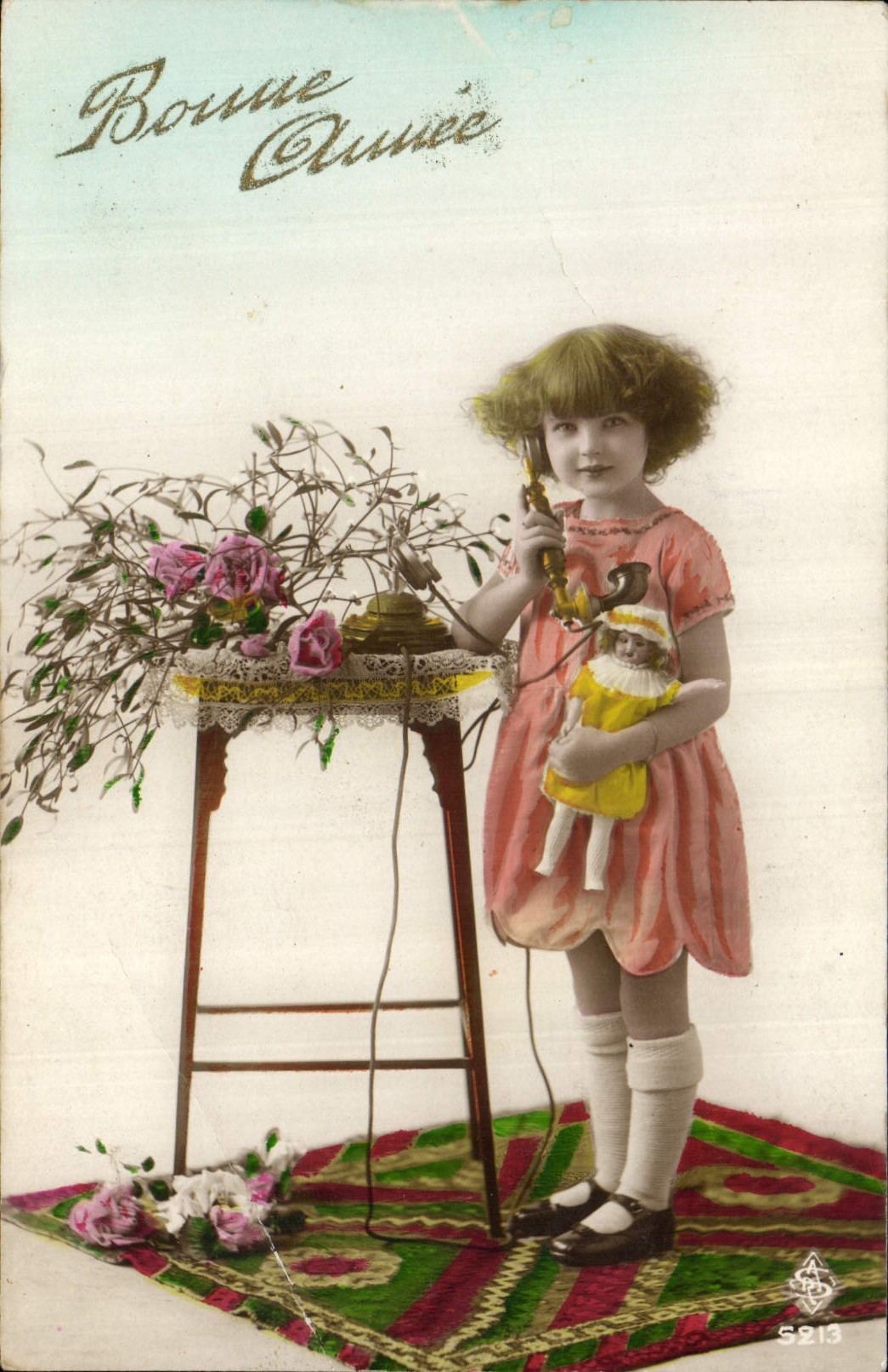Fille jouant au téléphone — Série S213 — Éditeur S213