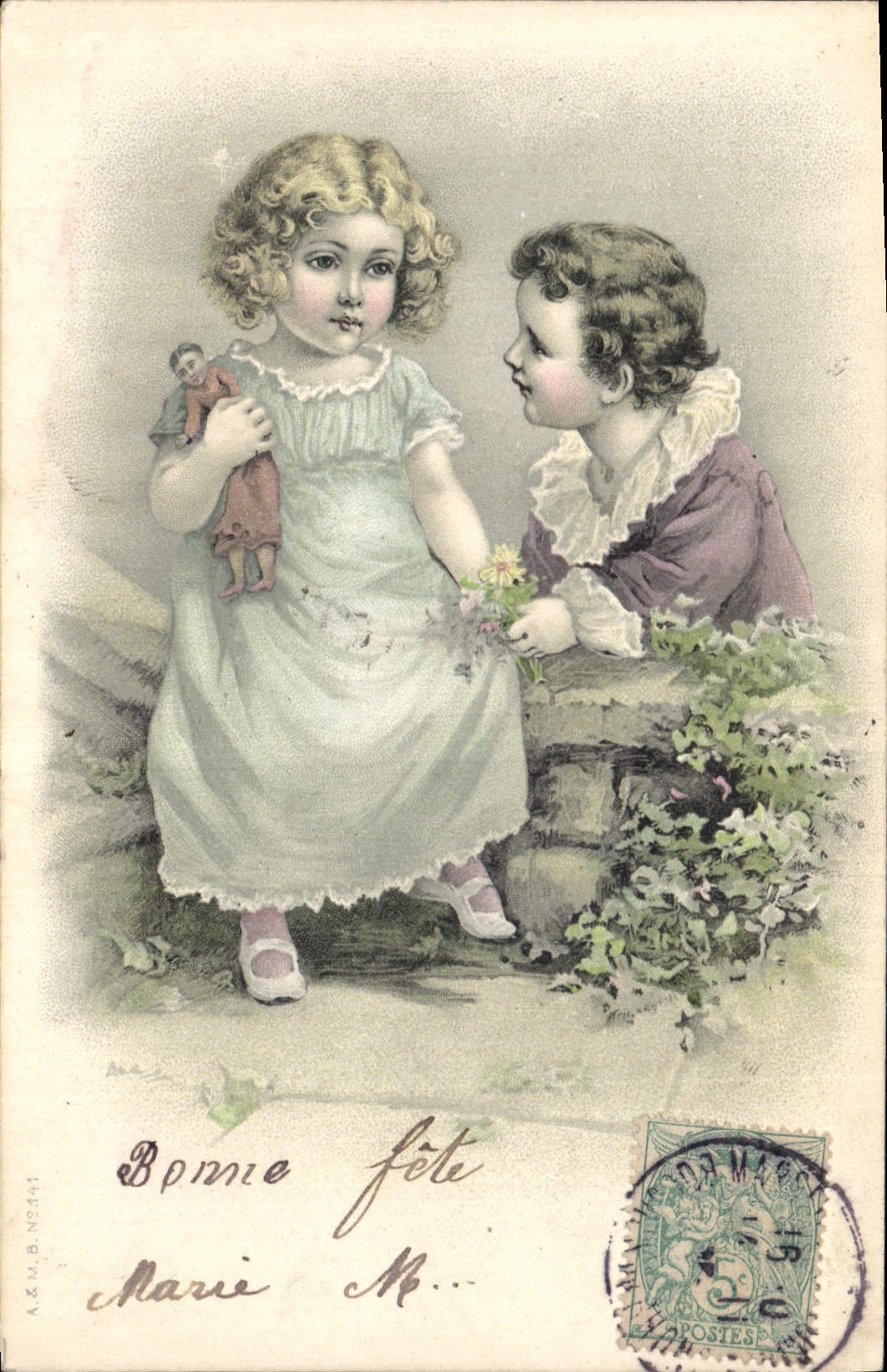 Deux enfants jouant avec une poupée — A.&M.B. N°441 — éditeur A.&M.B.