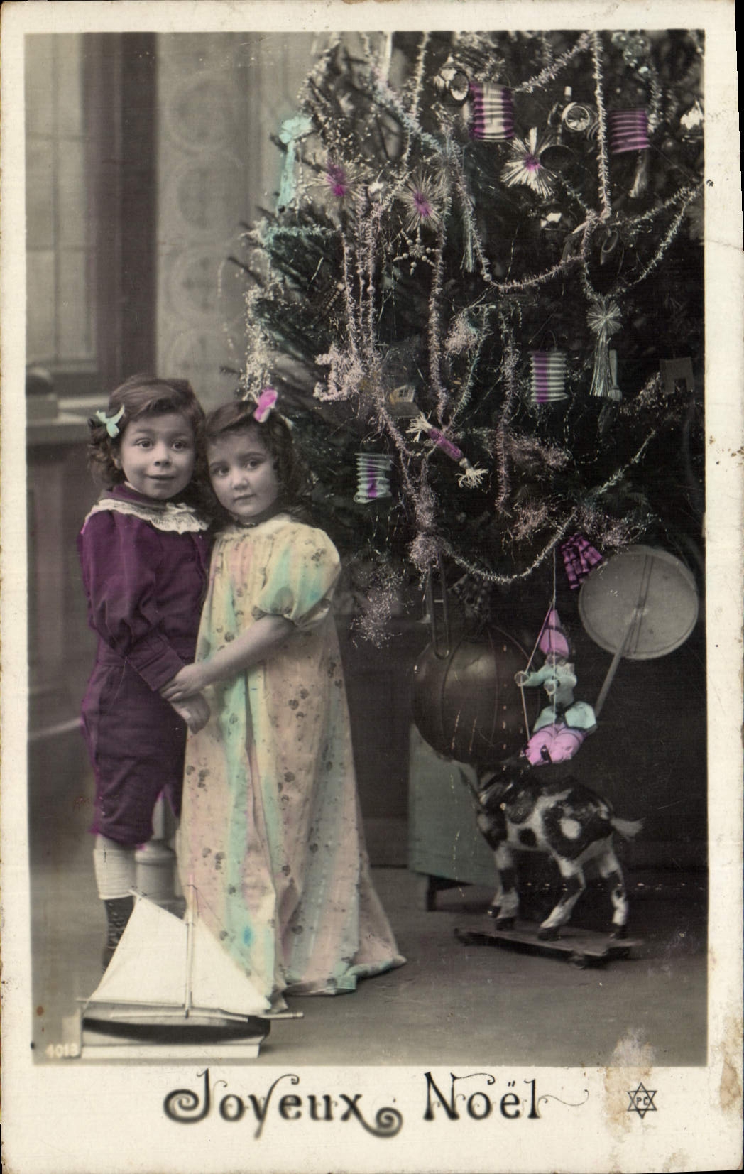 Deux jeunes filles — devant un arbre de Noël décoré — éditeur inconnu, n° 4013
