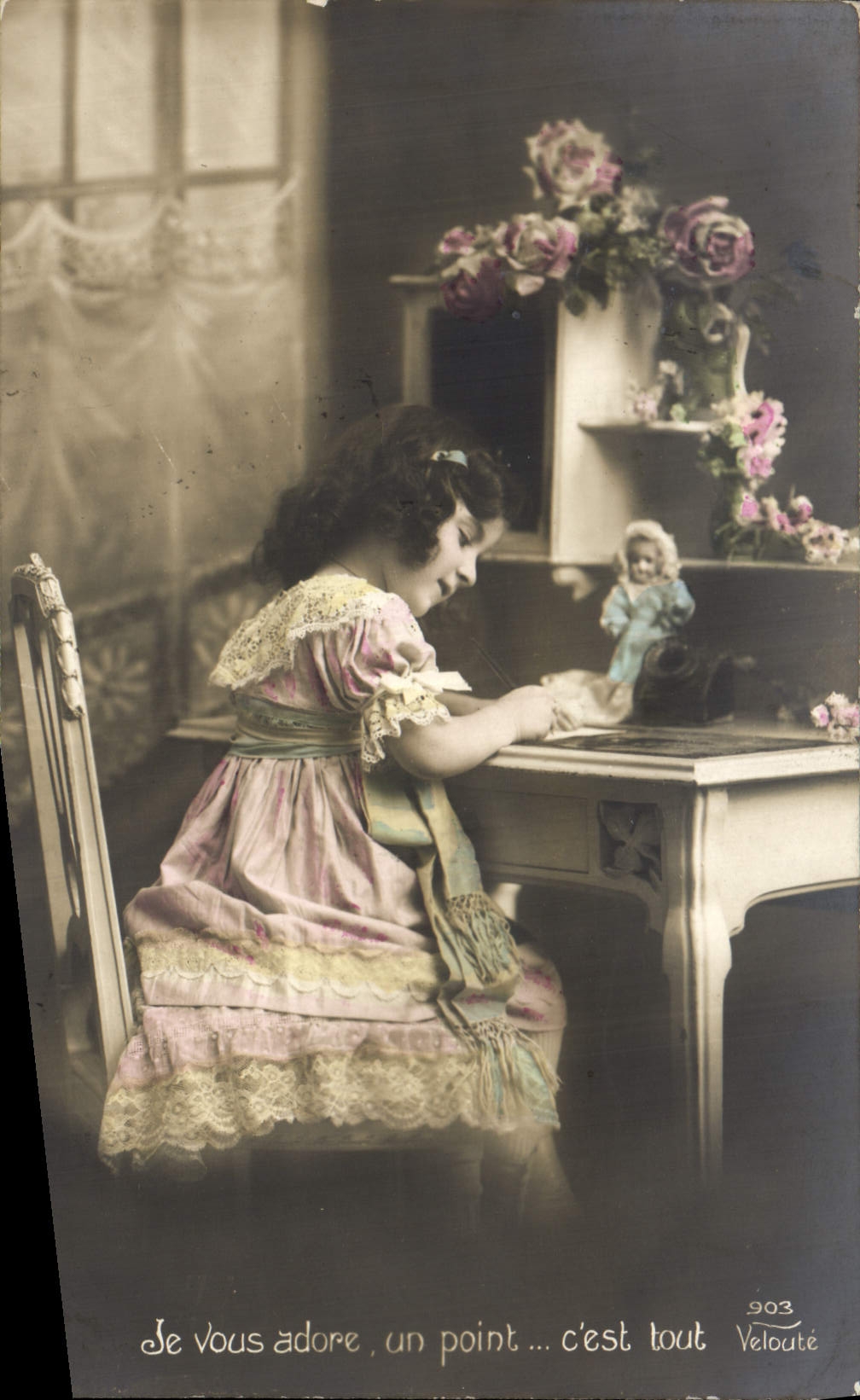 Fille à la table — décor de roses et poupée — Velouté n°903